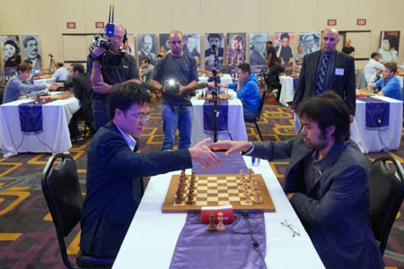 Quang Liêm (trái) thất bại trước Hikaru Nakamura ở chung kết Giải Triệu Phú.